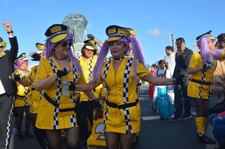 Mascaritas vestidas de taxistas con indumentaria amarilla (Foto TA)